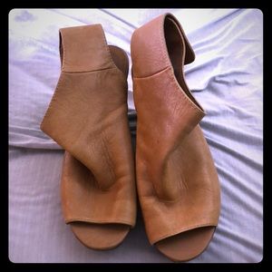 Steve Madden tan leather wedges